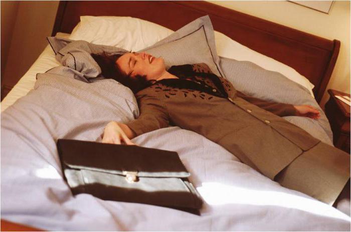 Пришлось спать на одной кровати. Человек в кровати. Человек лежит на кровати. Уставший в кровати.
